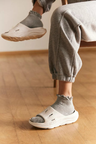 FREE PEOPLE: MOVEMENT CLASSIC RUFFLE SOCKS- GREY